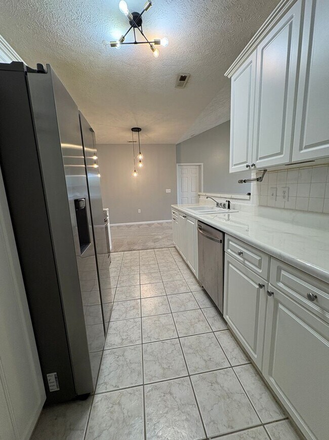 Building Photo - Beautiful 3 Bedroom and 2 Bath Apartment