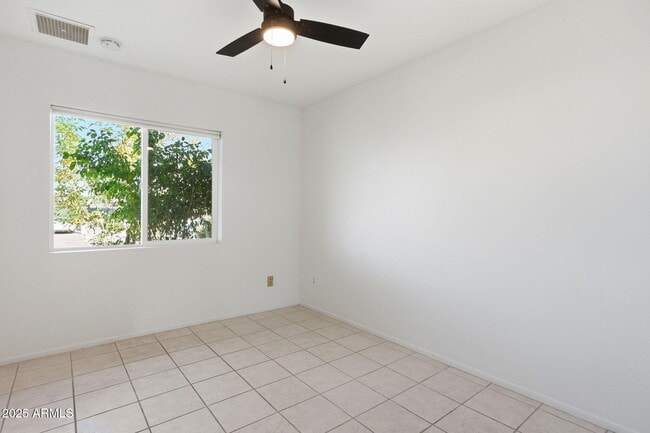 Building Photo - 1321 E Townley Ave