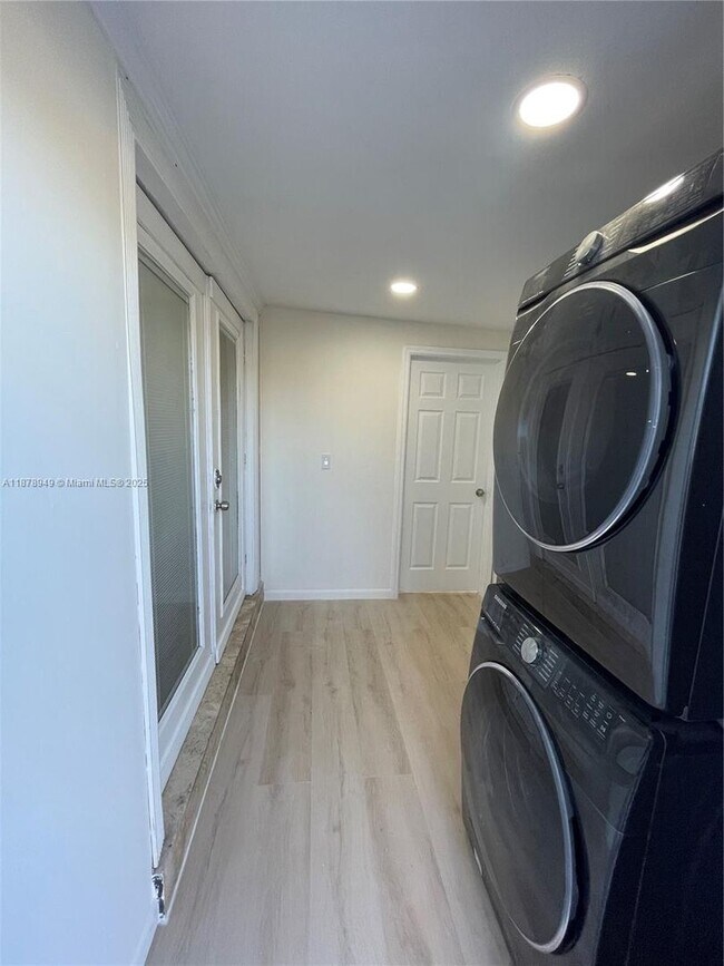 Building Photo - 1107 NE 8th St