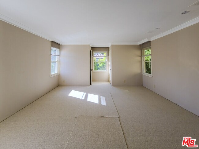 Building Photo - 8967 St Ives Dr