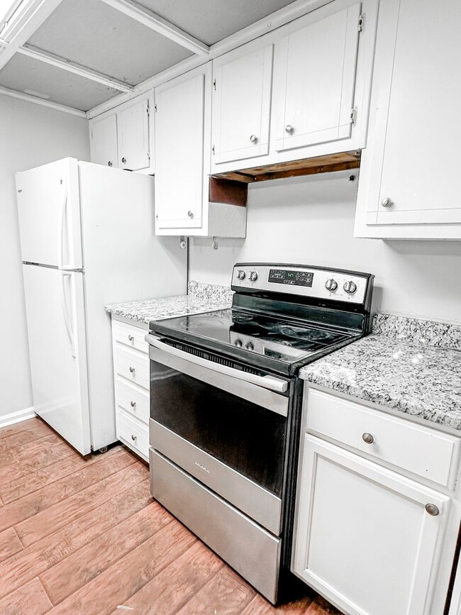 Building Photo - 2/1.5 Oakwood Townhome