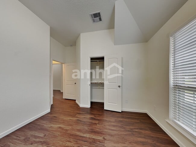 Building Photo - 232 Country Crossing Cir