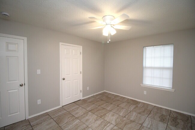 Building Photo - Move-In Ready 2-Bedroom Apartment - First ...