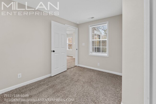 Building Photo - Charming Three Bedroom Home with Natural Privacy and Prime Location