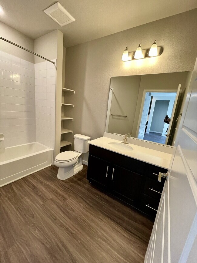 Building Photo - Don’t Miss Out on this 2 Bed/2 Bed in Litt...