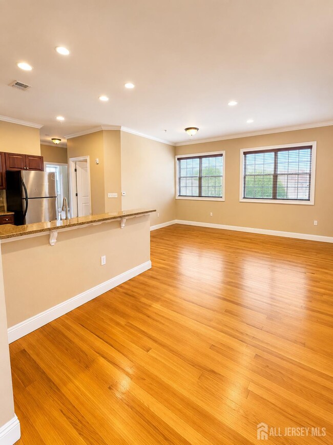 Building Photo - 547 Sayre Ave