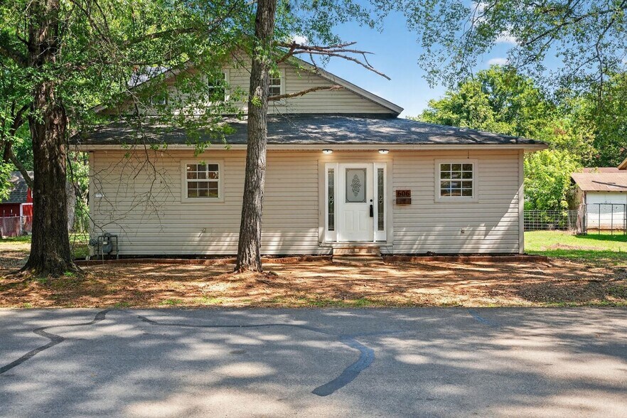 Primary Photo - 606 N Miller St
