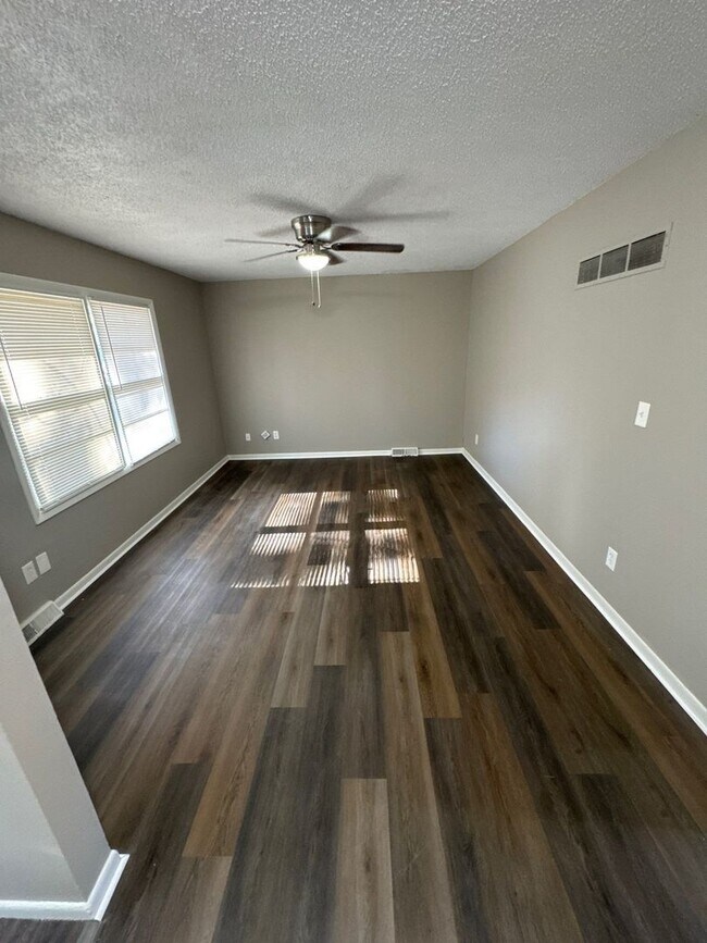 Building Photo - AVAILABLE NOW!! Oak Grove 3 Bed 2 Car garage!