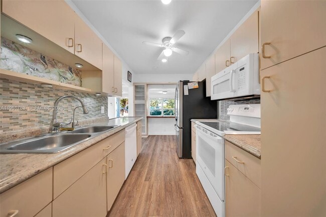 Building Photo - 1624 NE 175th St