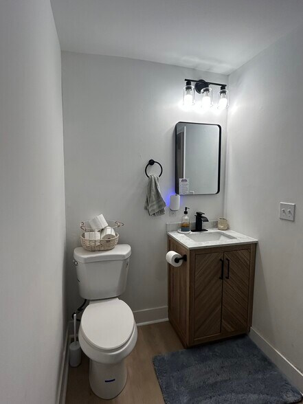 Building Photo - 904 E Main St