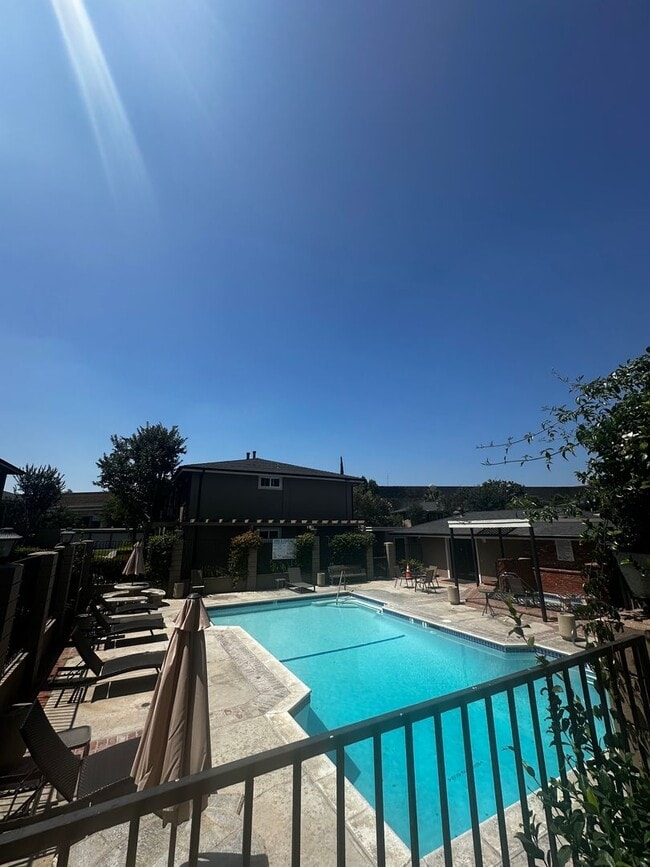 Building Photo - For Lease- Cozy and comfortable Two Bedrooms top floor unit