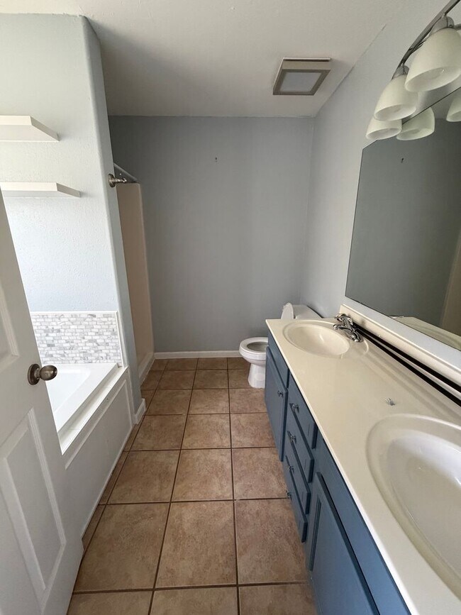 Building Photo - Available 04/01/2026....  MONTH TO MONTH TIL JUNE 2026