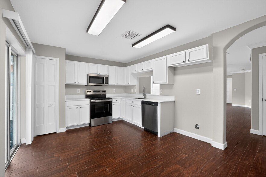 Building Photo - 10629 Shady Preserve Dr