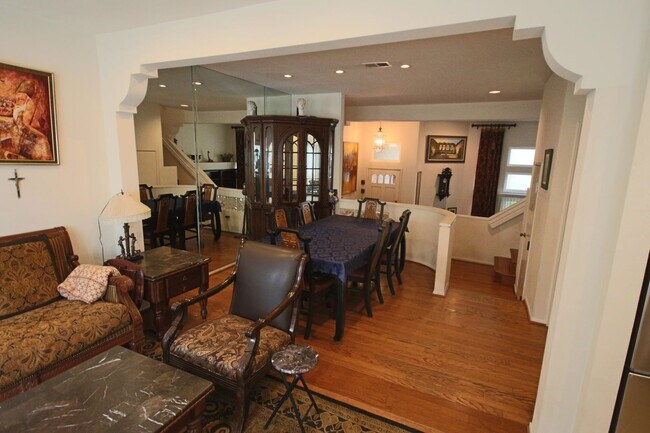 Building Photo - Furnished 3 Bedroom UTC/La Jolla Townhome