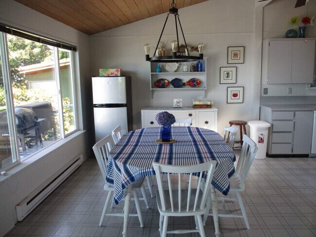 Building Photo - Charming Partially Furnished Waterfront Home in Gig Harbor