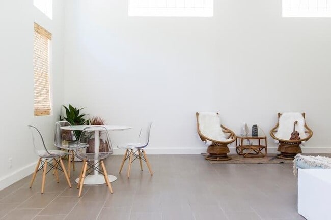 Building Photo - 717 Forest Hill Blvd