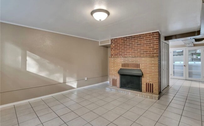 Building Photo - 4 Bedroom Kent home walking distance to lake meridian