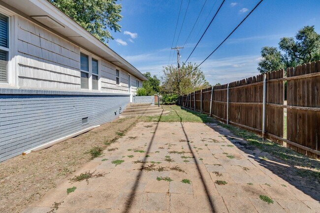 Building Photo - Charming 4-Bedroom Home in The Village – U...