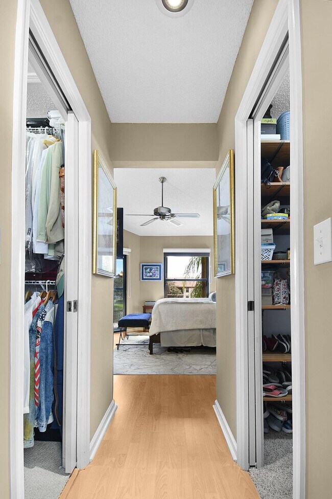 Building Photo - 6040 SE Martinique Dr