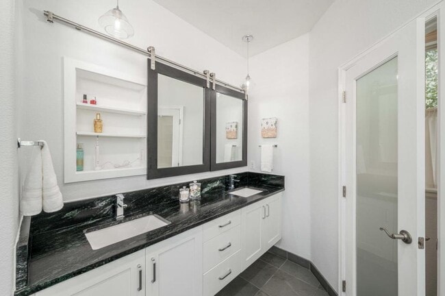 Building Photo - 4220 Ravenna Pl