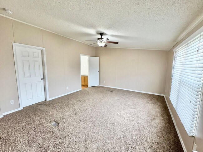 Building Photo - *AVAILABLE NOW* An absolute must see!  5 bedrooms, 3 baths in Burnet, TX.