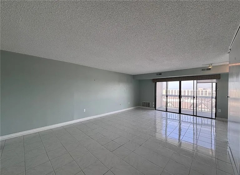 Building Photo - 2830 Shore Dr