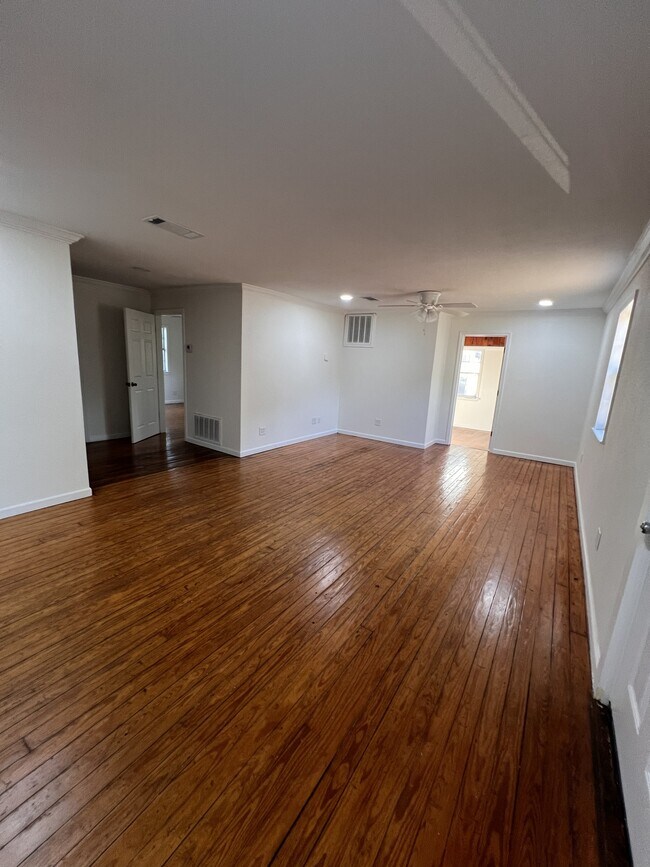 Building Photo - 211 W Plum St