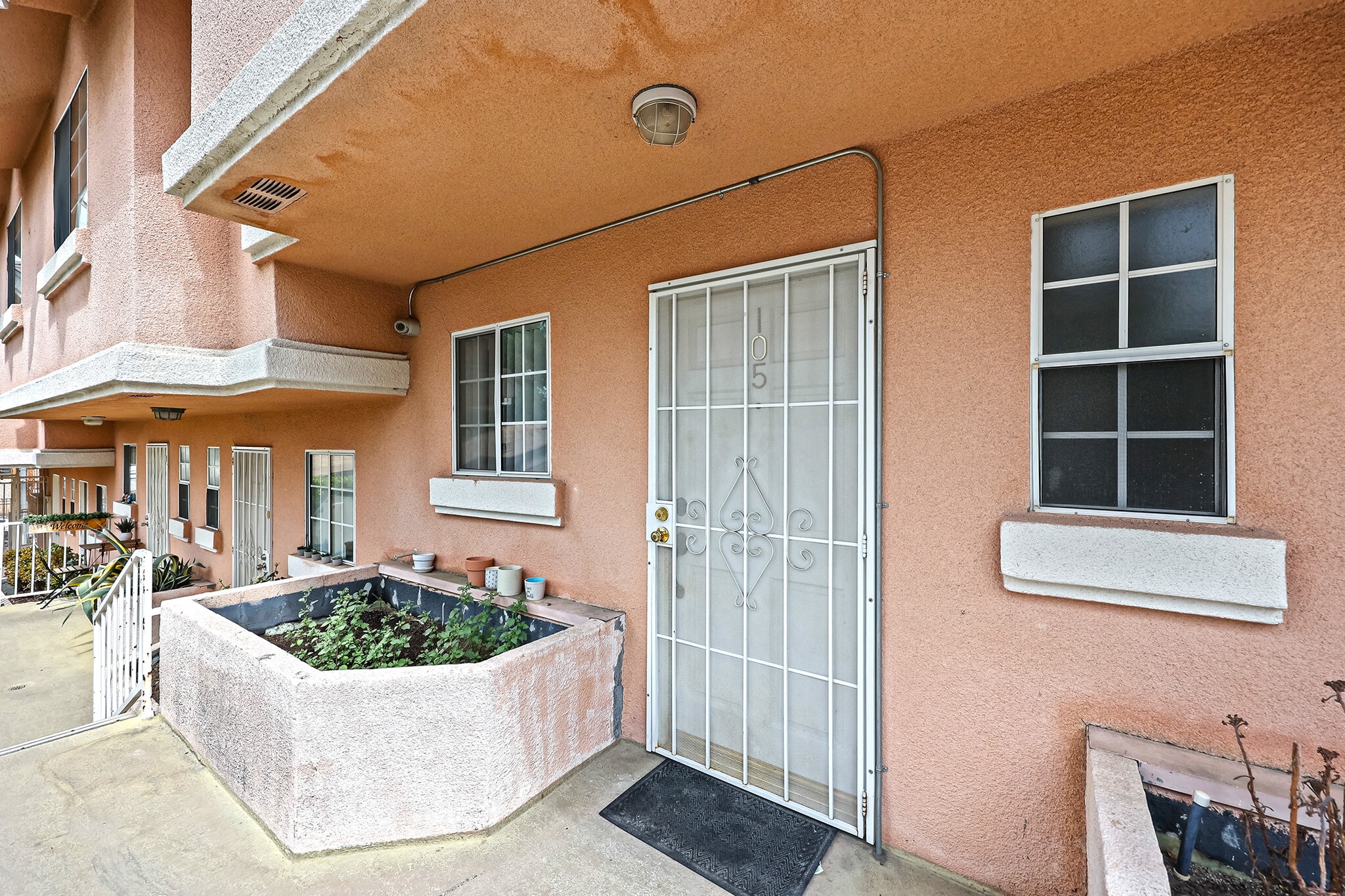 Building Photo - 10128 Hillhaven Ave