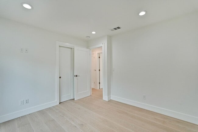 Building Photo - Gorgeous 4 Bed 3 Bath House on a Corner Lot!