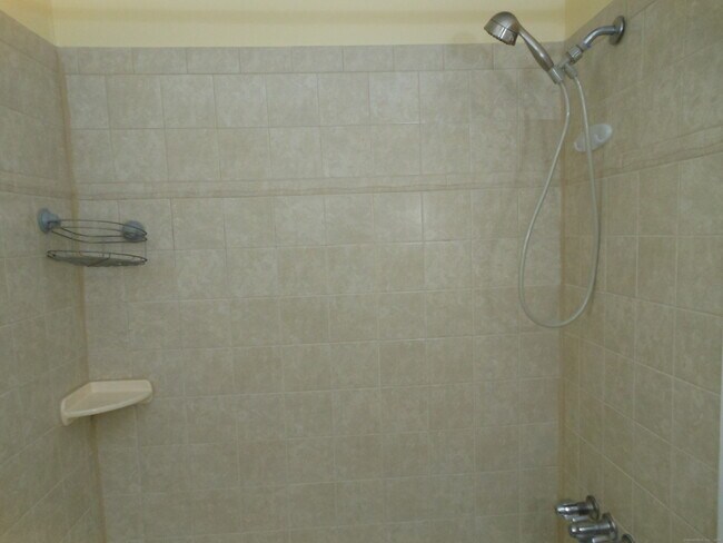 Building Photo - 646 Howe Ave