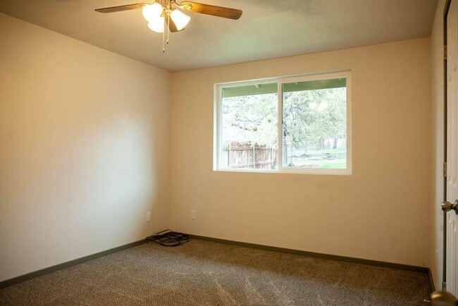 Building Photo - Amazing 3bed 2 bath home in the heart of Bonanza.