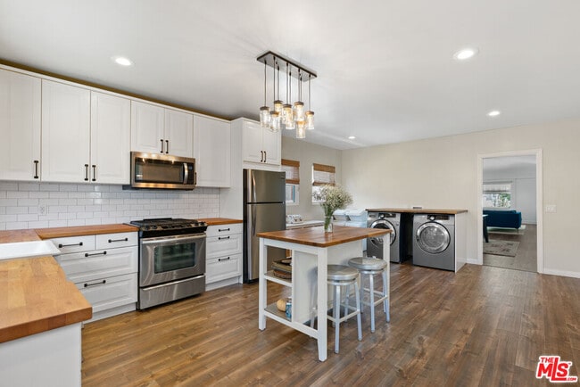 Building Photo - 2317 Vineyard Ave