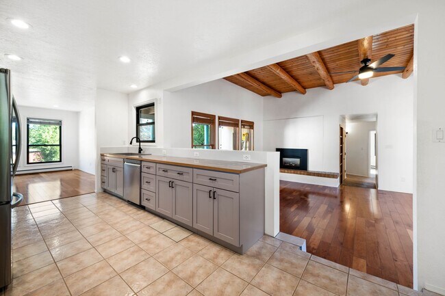 Building Photo - Vibrant Home Off Rodeo Rd.