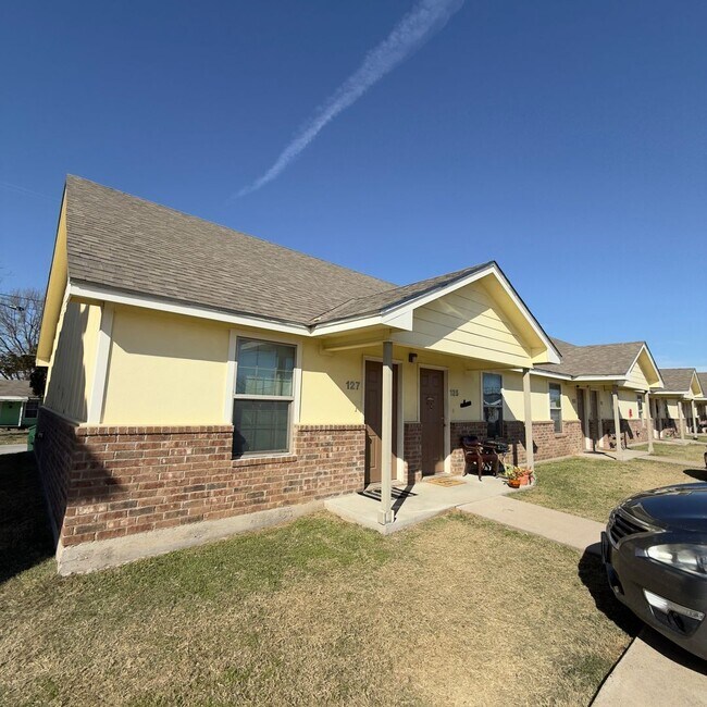Building Photo - $500 Off 1st Full Month!* All Utilities In...