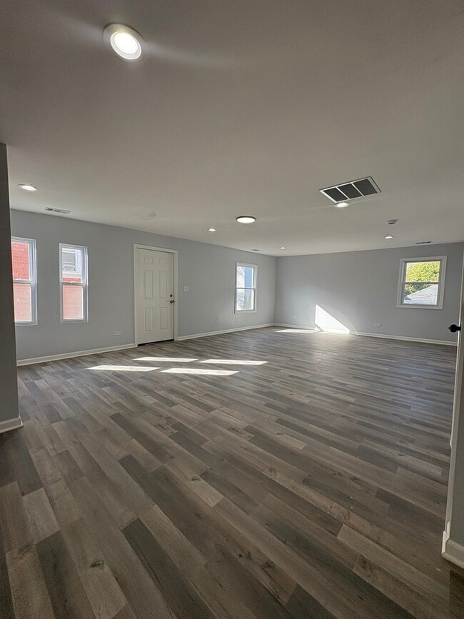 Building Photo - 432 W 61st Pl