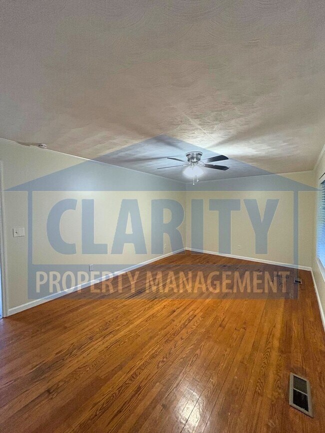 Building Photo - Three bedroom home w/ lots of storage!