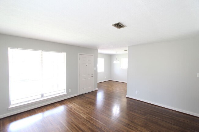 Building Photo - 4BR 2BA New On The Market! Cute! Cute! Cute! Better Hurry To See This One!!