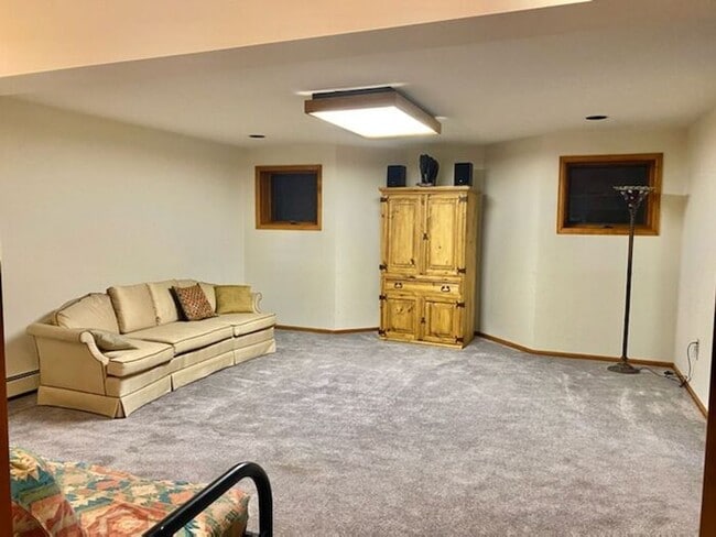 Building Photo - Spacious & Beautiful 1 Bedroom, 1 Bath Bas...