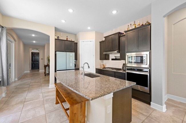 Building Photo - 1747 Dunvegan Pk