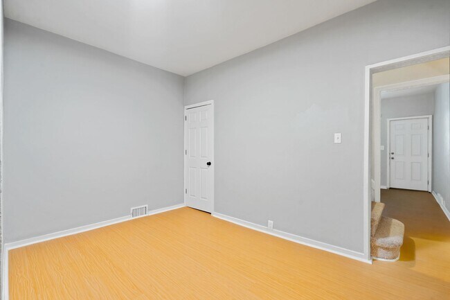 Building Photo - Renovated 2 Bed, 1.5 Bath Rowhome in Hazelwood - Central AC & Heat, Laundry - Available Now!