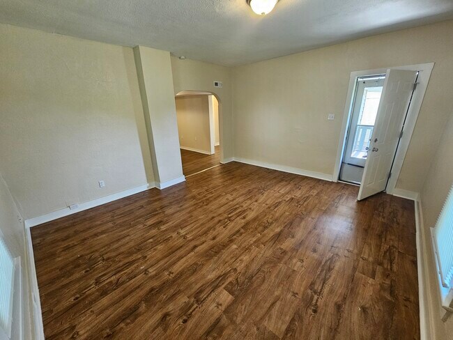 Building Photo - 319 W Linden Ave