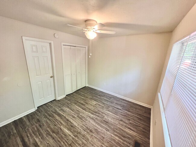 Building Photo - 2110 Golf Terrace Dr