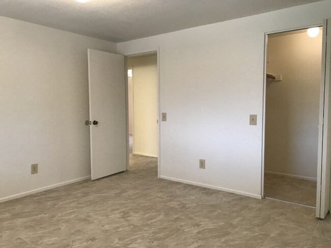 Building Photo - Chandler 3 Bedroom 1.75 Bathroom - Fireplace