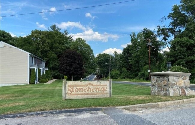 Building Photo - 11 Stonehenge Dr