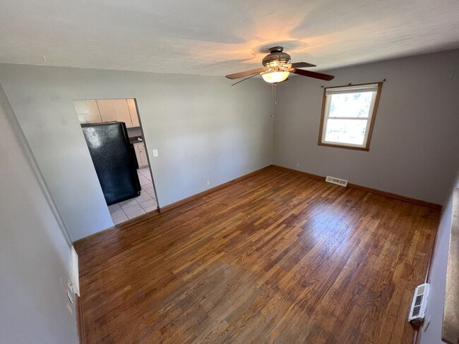 Building Photo - Bright & Spacious 3-Bedroom Duplex Unit on Large Corner Lot with Wood Floors & Garage!