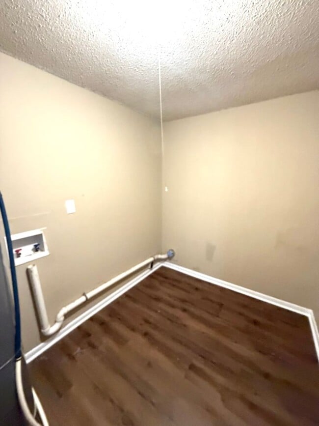Building Photo - ** 3 bed 1.5 bath located across from Frazer Church ** Call 334-366-9198 to schedule a self tour
