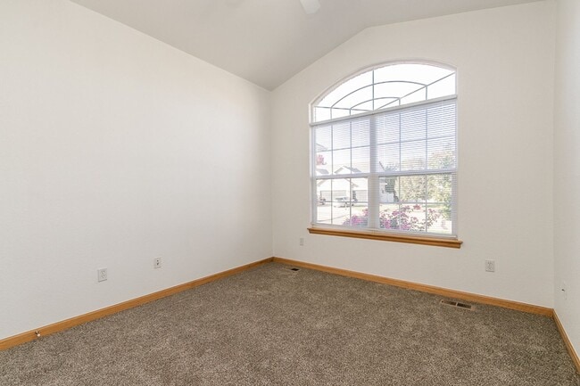 Building Photo - Wonderful ranch style brick home!