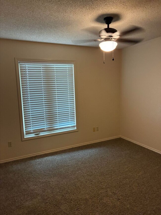 Building Photo - Spacious House