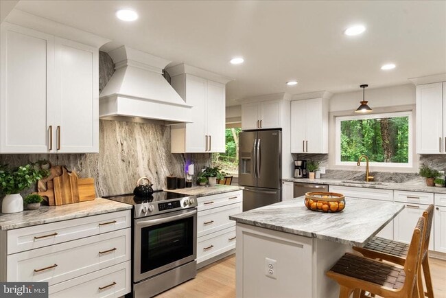 Building Photo - 4386 Lakewood Dr