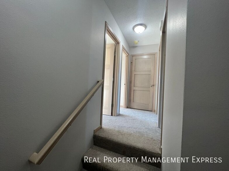 Building Photo - 3-Bedroom, 1.5 Bath Townhome